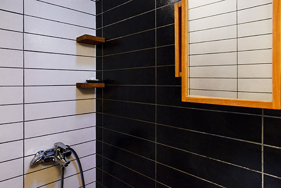 Μπἁνιο της ενοικιαζὁμενης κατοικἱας στην Φολἑγανδρο