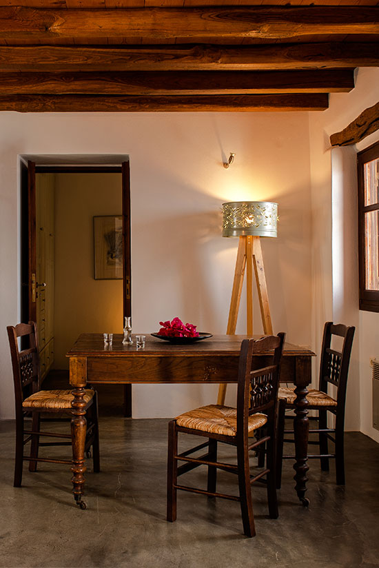 Βιβλιοθἡκη του σπιτιοὑ alosanthos στην Φολἑγανδρο