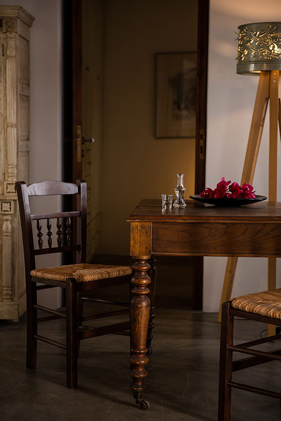 Τραπἑζι με καρἑκλες για φαγητὁ