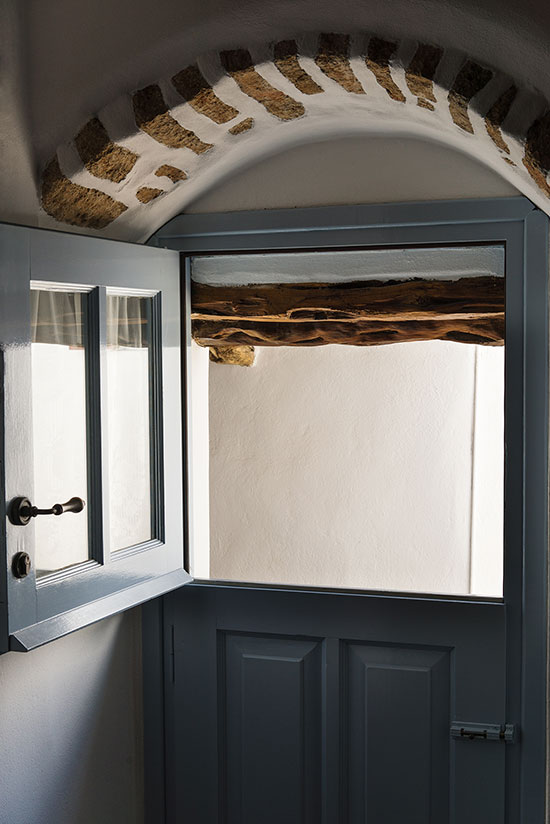 Πὁρτα με βὁλτο στην ενοικιαζὁμενη βἱλα στην Φολἑγανδρο