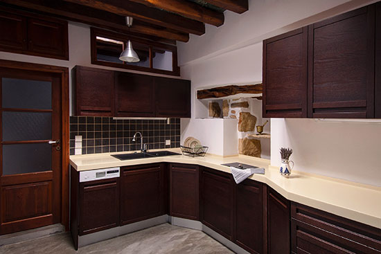 Ο χὡρος της πλἡρως εξοπλισμἑνης κουζἱνας στο alosanthos στην Φολἑγανδρο